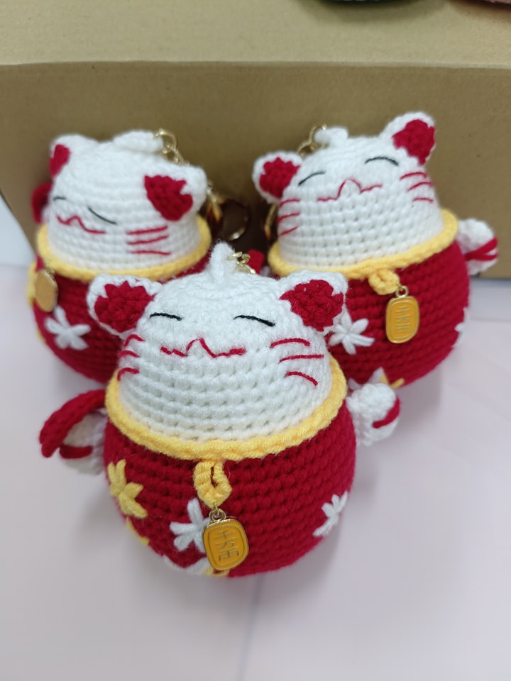 Lucky Prosperity Cat Crochet Keychain | Maneki-Neko